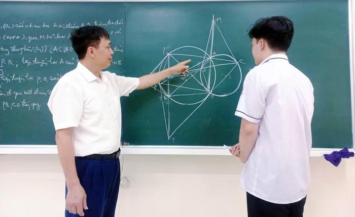 Nguyễn Bảo Khánh được thầy giáo Nguyễn Văn Nhiệm tận tình dìu dắt từ khi vào lớp 10.