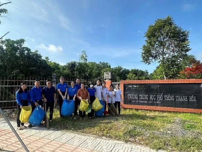 Mặt trận Tổ quốc và các đoàn thể xã, Đoàn Thanh niên xã Thạnh Hóa phối hợp với Đoàn cơ sở Trường THPT Thạnh Hóa (tỉnh Tây Ninh) tổ chức ra quân dọn dẹp vệ sinh, thu gom rác, chai nhựa xung quanh khuôn viên trường học góp phần chuẩn bị tốt nhất kỳ thi tốt nghiệp THPT.