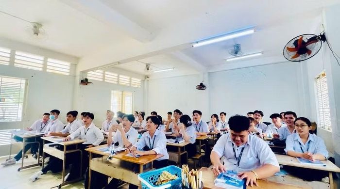 Học sinh Trường THPT Bình Thạnh (Tây Ninh) ôn tập môn Tiếng Anh.
