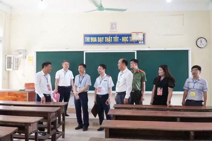 Đoàn công tác kiểm tra cơ sở vật chất phòng thi tại Trường THPT Nguyễn Sỹ Sách. Ảnh: Hồ Lài