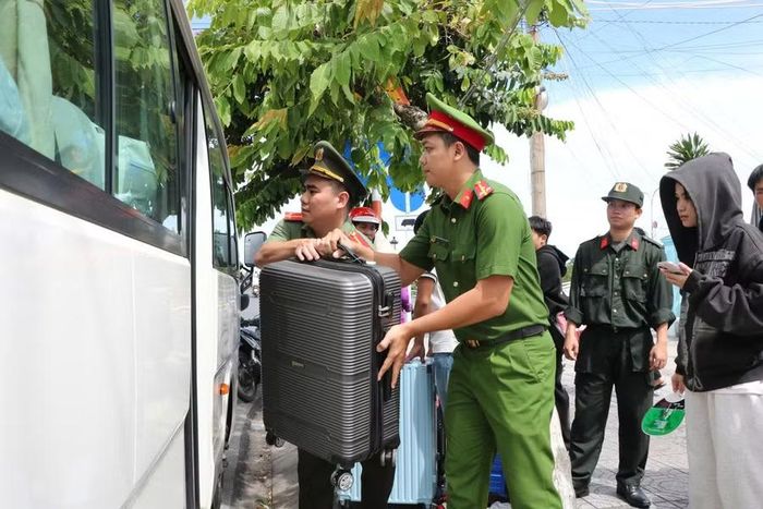 Lực lượng Công an tỉnh hỗ trợ các em học sinh về các điểm thi.