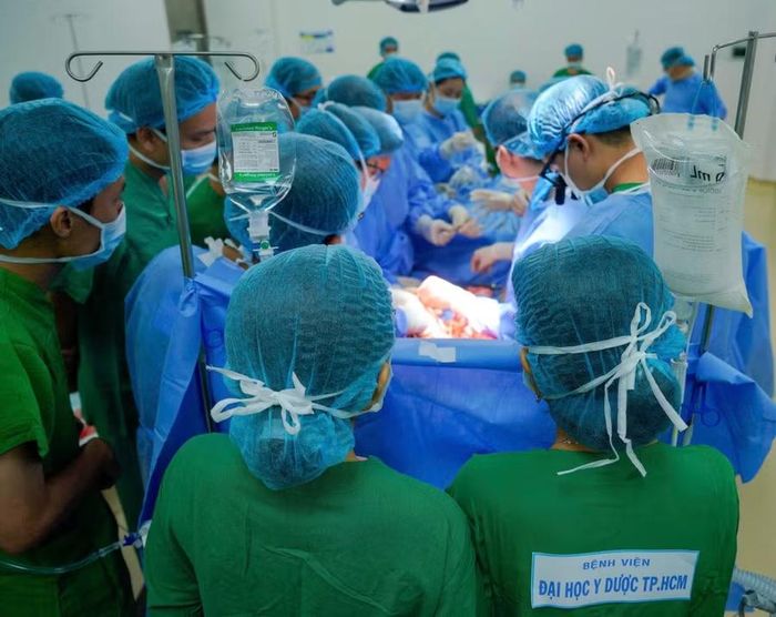 Ê-kíp thực hiện ca phẫu thuật.
