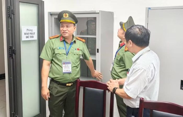 Đại tá Nguyễn Tiến Đạt kiểm tra công tác bảo đảm an ninh tại điểm thi Trường THPT Phúc Thịnh.