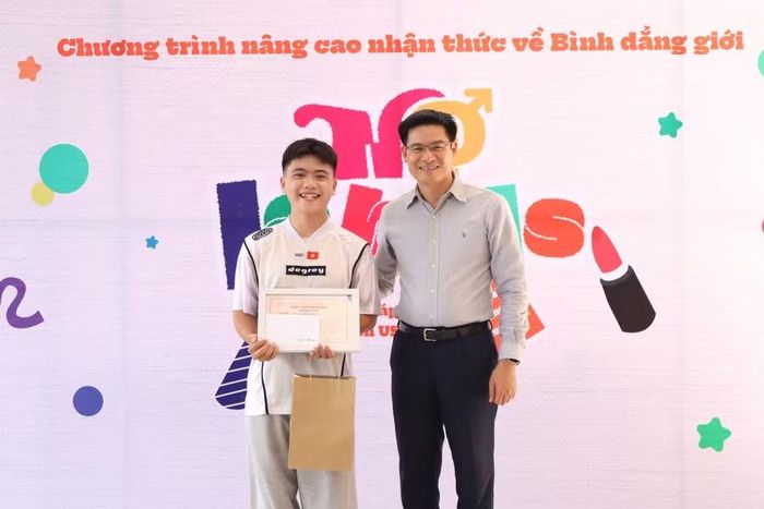 Em Nguyễn Quốc Minh giành giải Nhất cuộc thi đóng góp tư liệu viết chủ đề "Bình đẳng giới". Ảnh: BTC.