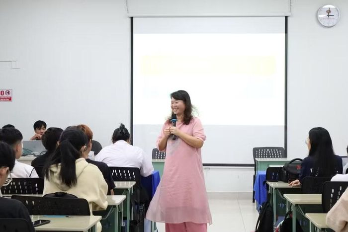 TS Hồ Khánh Vân - Phó Trưởng Khoa Văn học và Ngôn ngữ học chia sẻ tại talkshow. Ảnh: BTC.