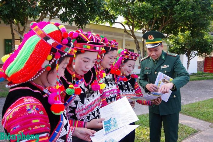 Cán bộ Đồn Biên phòng A Pa Chải, Bộ đội Biên phòng tỉnh Điện Biên tuyên truyền phòng, chống tội phạm cho người dân trên địa bàn xã Sín Thầu, tỉnh Điện Biên. Ảnh: Anh Dũng