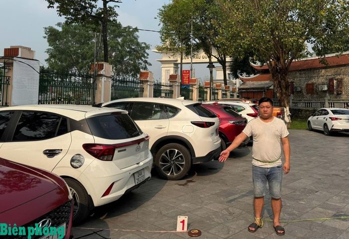 Tráng Seo Hồng thực nghiệm lại hiện trường vụ việc tại bãi đỗ xe gần khu vực cửa khẩu quốc tế Lào Cai. Ảnh: Nguyễn Hòa Bình