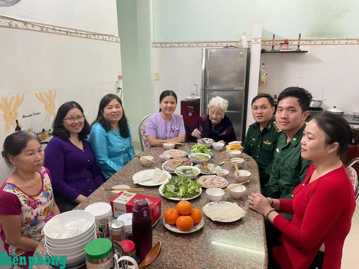 Cán bộ, chiến sĩ Đồn Biên phòng Phú Lộc thăm hỏi và ăn cơm cùng Mẹ Việt Nam Anh hùng Lương Thị Phong. Ảnh: Trúc Hà