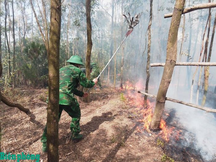 Cán bộ Đồn Biên phòng Quỳnh Thuận tham gia chữa cháy. Ảnh: Anh Bách