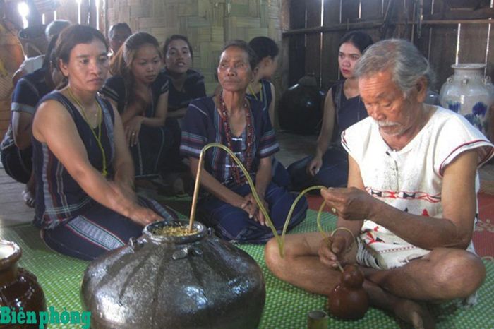 Trong nghi lễ, già làng giữ vai trò trung tâm. Ảnh: Thủy Lê