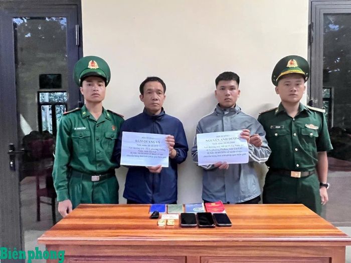 Hai đối tượng Đàm Quang Vỹ và Nguyễn Anh Dương bị Đồn Biên phòng cửa khẩu quốc tế Bờ Y và lực lượng chức năng bắt giữ. Ảnh: Đơn vị cung cấp