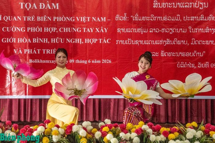 Tiết mục nghệ thuật khép lại tọa đàm đầy cảm xúc, ca ngợi tình anh em vĩ đại được đặt nền móng bởi Chủ tịch Hồ Chí Minh, Hoàng thân Xu-pha-nu-vông và Chủ tịch Kay-sỏn Phôm-vi-hản. Ảnh: Lê Văn Chương