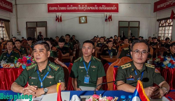 Đại tá Nguyễn Quốc Hiếu, Phó Chủ nhiệm Chính trị Bộ đội Biên phòng Việt Nam và Thượng tá Khăm-phu-vích Đa-la-phệt, Phó Chủ nhiệm Chính trị Bộ đội Biên phòng Lào đồng chủ trì tọa đàm. Ảnh: Lê Văn Chương