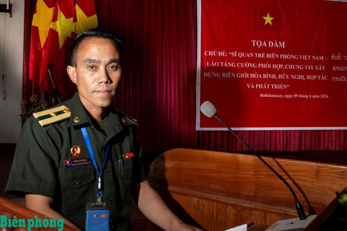 Đại diện sĩ quan trẻ Bộ đội Biên phòng Lào phát biểu tham luận về công tác phối hợp bảo vệ an ninh biên giới. Ảnh: Lê Văn Chương
