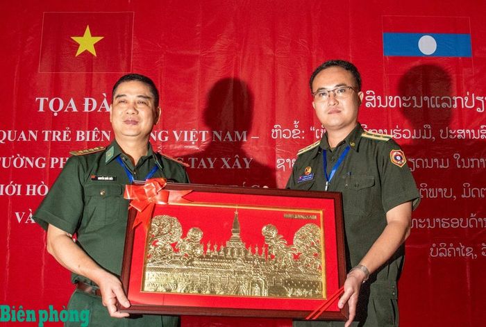 Trưởng Đoàn đại biểu sĩ quan trẻ hai nước phát biểu chỉ đạo và trao tặng quà lưu niệm, thể hiện sự đồng lòng, nhất trí cao. Ảnh: Lê Văn Chương