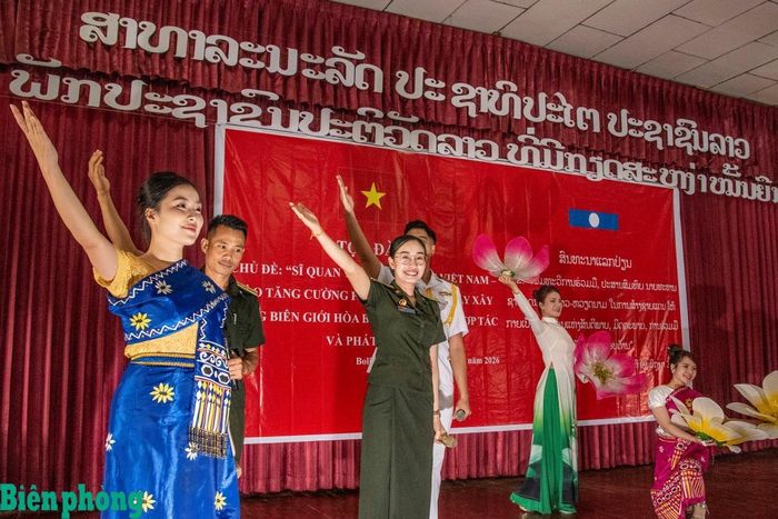 Chương trình văn nghệ thấm đượm tình hữu nghị do cán bộ, diễn viên Đoàn Văn công Bộ đội Biên phòng Việt Nam và Lào phối hợp đồng diễn. Ảnh: Lê Văn Chương
