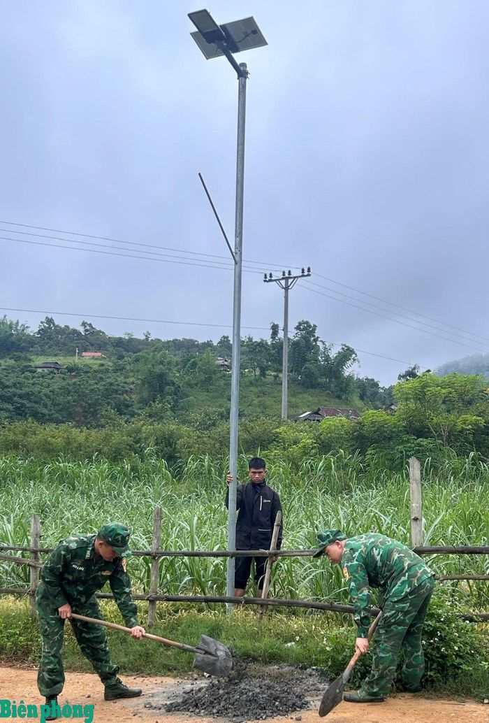 Ánh sáng từ công trình “Thắp sáng vùng biên” góp phần tạo thuận lợi cho việc đi lại, sinh hoạt của nhân dân bản Nà Đít. Ảnh: Bá Thành