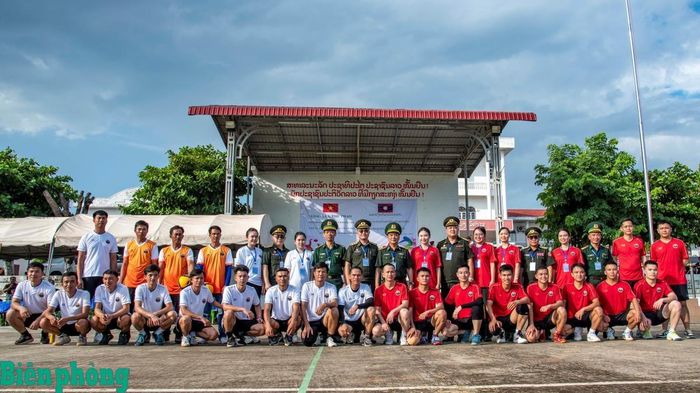 Đại diện hai đội thi đấu thể thao rạng rỡ chụp ảnh lưu niệm, ghi lại dấu ấn thanh xuân bên dòng Mekong. Ảnh: Lê Văn Chương