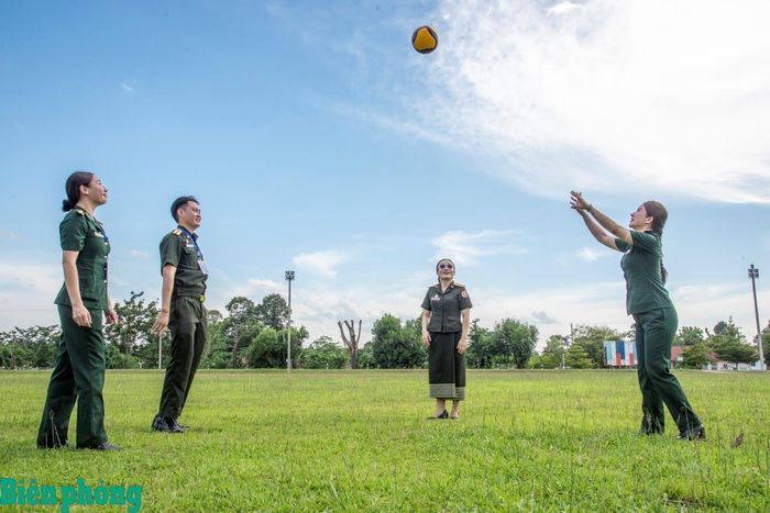 Sĩ quan trẻ hai nước Việt Nam - Lào cùng chia sẻ những khoảnh khắc giao lưu kỹ thuật đầy ngẫu hứng trước giờ thi đấu bóng chuyền chính thức. Ảnh: Lê Văn Chương