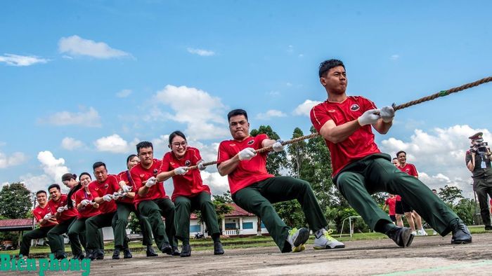 Tiếng cười hòa cùng tiếng reo hò trong phần thi kéo co đầy náo nhiệt và gắn kết. Ảnh: Lê Văn Chương