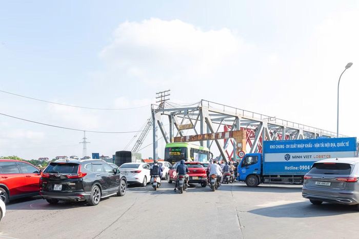 Là cây cầu khai thác đồng thời cả đường bộ và đường sắt, cầu Đuống hiện phải gánh lưu lượng phương tiện vượt quá năng lực thiết kế. Trong đó, phần cầu đường bộ thường xuyên xảy ra tình trạng quá tải và ùn tắc vào các khung giờ cao điểm.