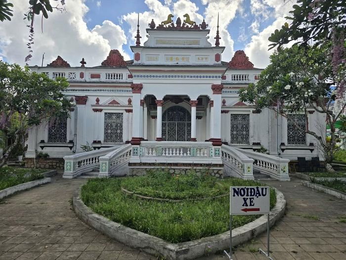 Nhà cổ Huỳnh Kỳ nhìn từ cổng chính tại Vĩnh Long