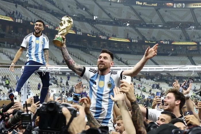 Lionel Messi bước vào ngôi đền các huyền thoại với cúp vàng World Cup 2022