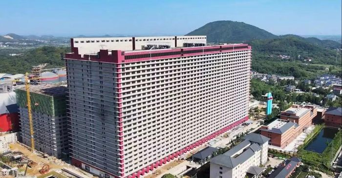 Tòa nhà cao 26 tầng nuôi lợn ở Trung Quốc - Ảnh: HEAD TOPICS