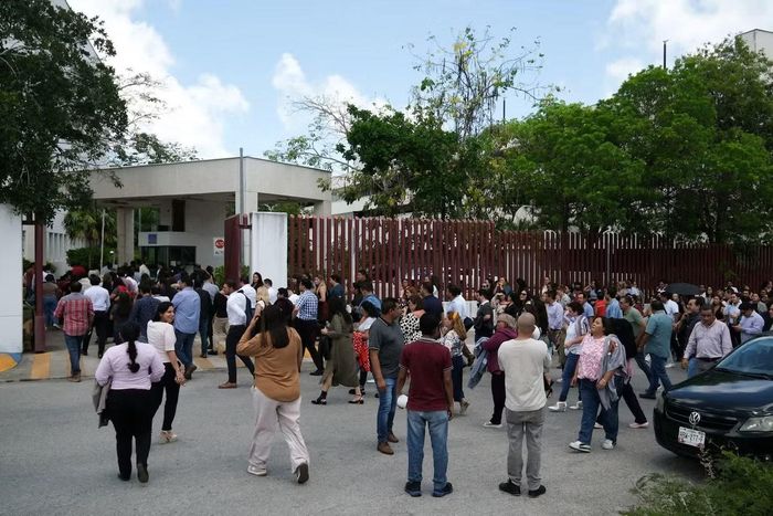 Người dân trở về nơi làm việc sau khi sơ tán ở Cancun. (Ảnh: Reuters)