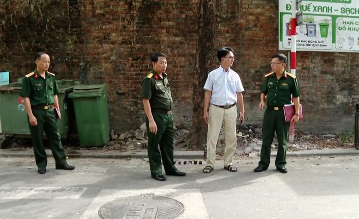 Đoàn công tác của Bộ CHQS TP. Huế tổ chức khảo sát thực địa khu vực nghi có mộ tập thể liệt sĩ hy sinh thời chống Mỹ.