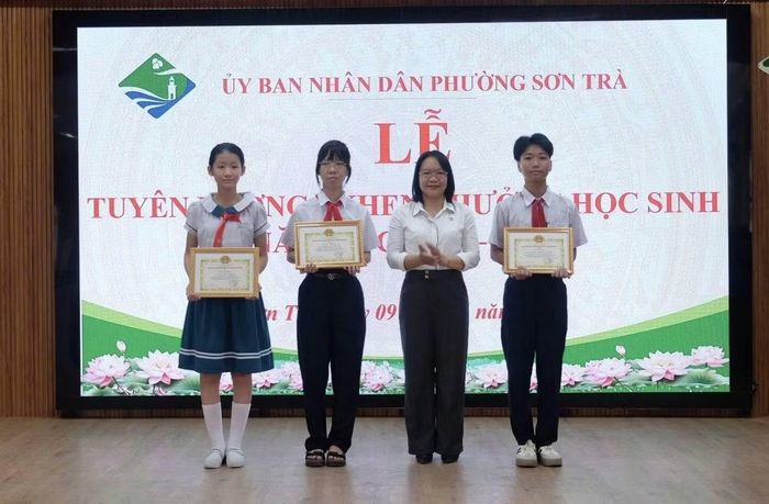 Tại buổi lễ, 62 học sinh tiêu biểu đã được tuyên dương, khen thưởng