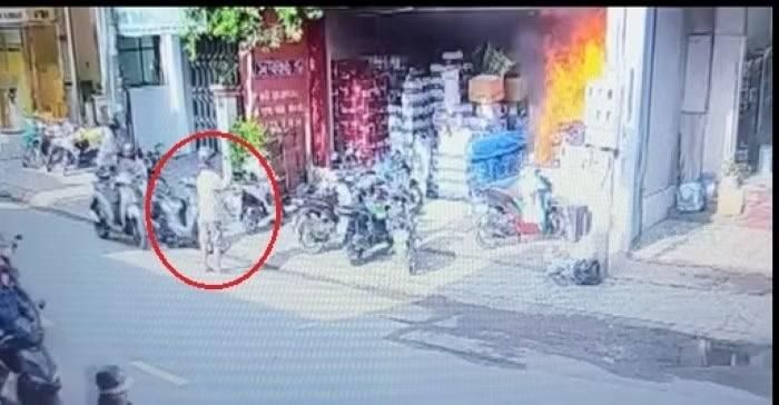 Ngọn lửa bùng lên, người trong nhà chạy ra, nghi phạm đứng lại xem rồi mới lên xe máy rời đi. Ảnh cắt từ clip.