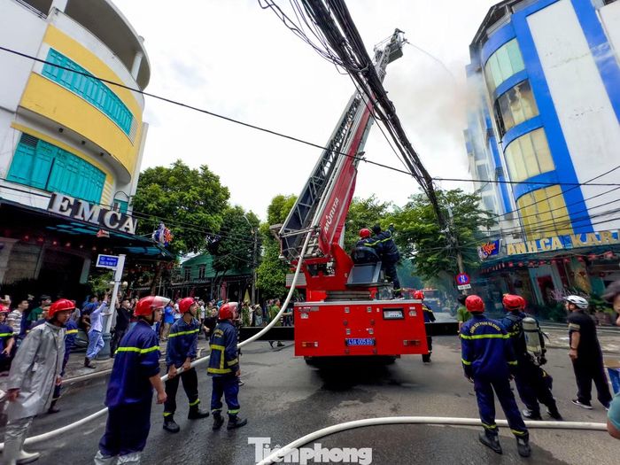 Lực lượng Cảnh sát PCCC nhanh chóng có mặt tại hiện trường để triển khai công tác chữa cháy.