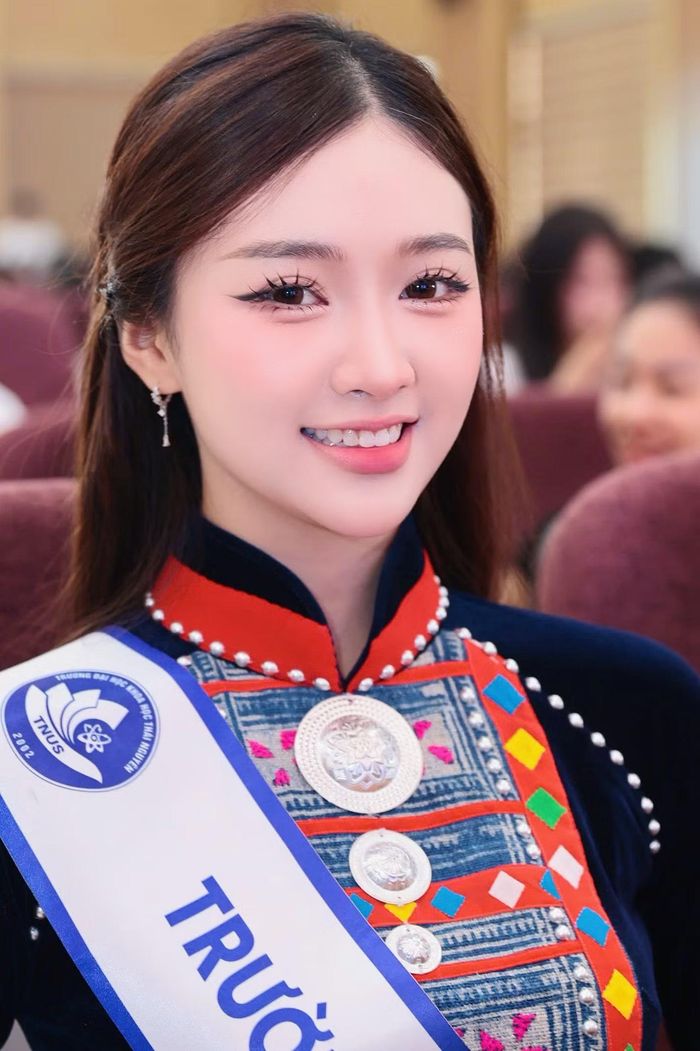 Trong khi đó, Ngọc Mai (SN 2007) cho biết cô cùng nhiều sinh viên Đại học Thái Nguyên đang háo hức chờ đón Hoa hậu Việt Nam 2026. Với Ngọc Mai, đây là cuộc thi có bề dày lịch sử, không chỉ tôn vinh nhan sắc mà còn đề cao trí tuệ, nhân cách và tâm hồn của người phụ nữ Việt Nam.