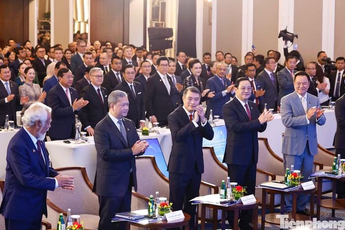 Thủ tướng Lê Minh Hưng cùng Thủ tướng Lào, Thủ tướng Campuchia, Thủ tướng Thái Lan và Thủ tướng Timor Leste tại phiên khai mạc AFF 2026. Ảnh: Như Ý