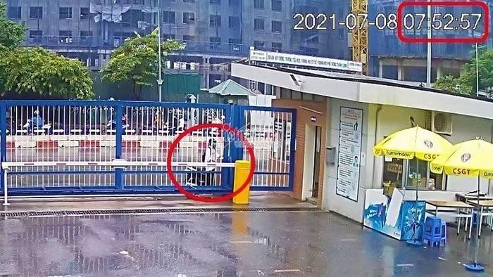 Thí sinh đến cổng điểm thi 7 giờ 52 phút, chậm 17 phút nên không được vào phòng thi.