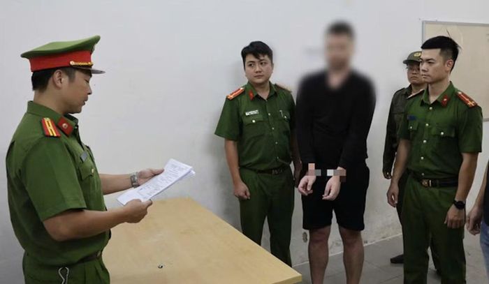 Công an thực hiện lệnh khởi tố đối với đối tượng L.S.G.