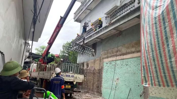 Tháo dỡ các hạng mục vi phạm.
