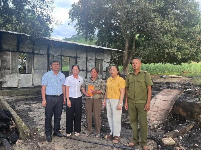 Chính quyền xã Quế Phong cùng các tổ chức đoàn thể thăm hỏi gia đình nạn nhân sau vụ hỏa hoạn.