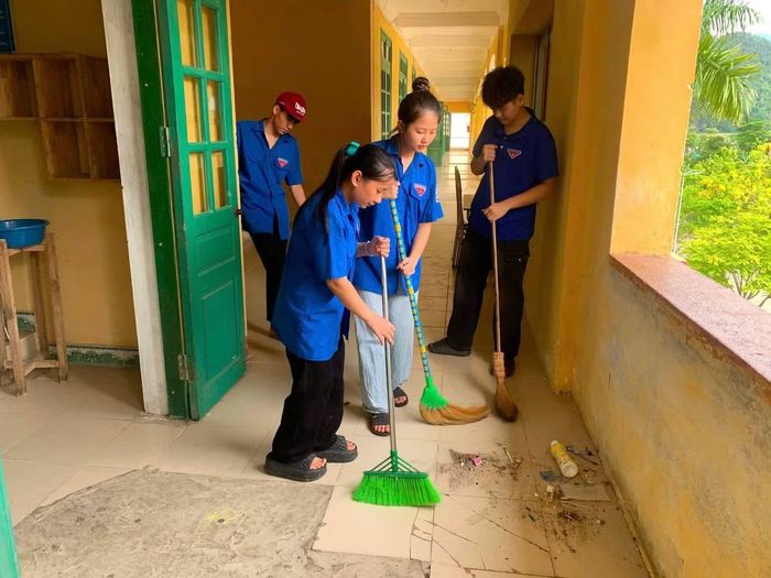 Đoàn viên xã Lâm Bình tổ chức dọn dẹp phòng học chuẩn bị trước kỳ thi.