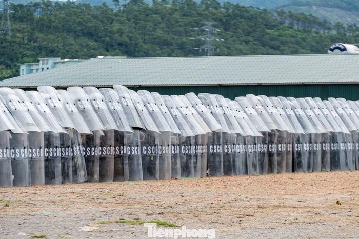 Lực lượng CSCĐ tổ chức lập lá chắn, bao vây các phần tử quá kích, chống đối tấn công các trụ sở ngoại giao, cơ quan nhà nước...