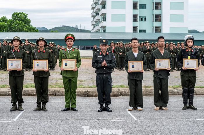 Trung đoàn CSCĐ số 3 trao giấy chứng nhận hoàn thành khóa huấn luyện cho các chiến sĩ mới trước khi trở về địa phương.