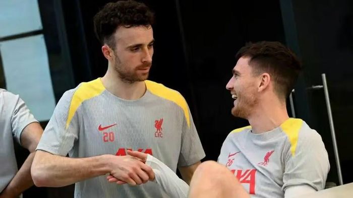 Diogo Jota và Andy Robertson trong màu áo Liverpool.
