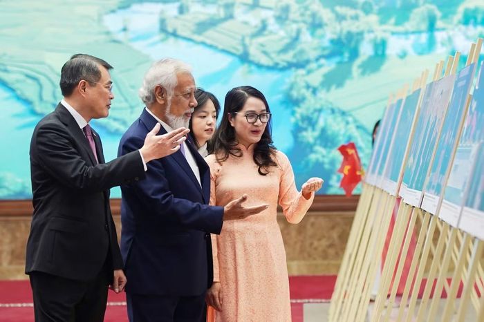 Hai Thủ tướng xem trưng bày ảnh. Ảnh: Như Ý