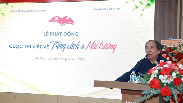 Nhà thơ Nguyễn Quang Thiều - Chủ tịch Hội Nhà văn Việt Nam - phát biểu tại buổi lễ. Ảnh: NXBGDVN