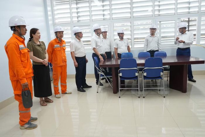 Ông Trần Kim Long, Giám đốc Công ty Điện lực Lai Châu kiểm tra công tác cấp điện tại điểm thi trường THPT Chuyên Lê Quý Đôn