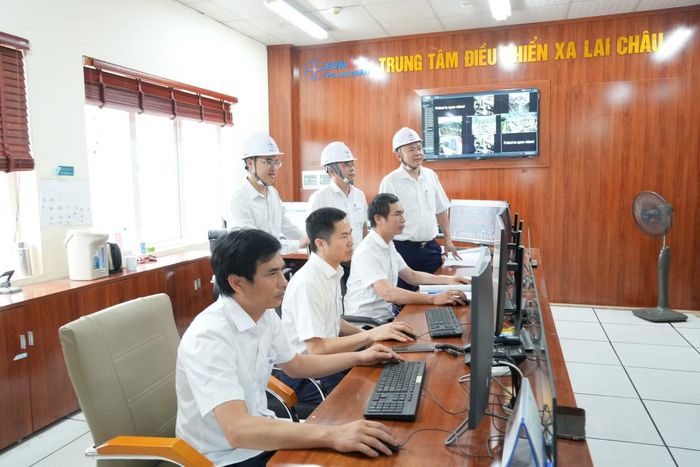 Đoàn kiểm tra của Công ty Điện lực Lai Châu tại Trung tâm điều khiển xa Lai Châu