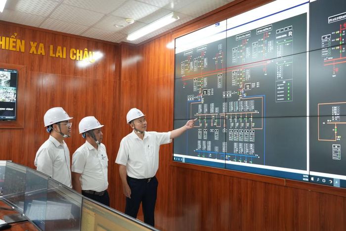 Ông Quách Văn Biên, Phó Giám đốc Công ty Điện lực Lai Châu chỉ đạo kiểm tra các phương án đảm bảo cung ứng điện an toàn, thông cho kỳ thi tốt nghiệp THPT Quốc gia 2026