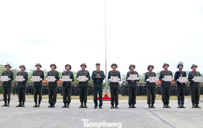 Kết quả, 100% chiến sĩ được công nhận hoàn thành chương trình huấn luyện. Trong đó có 161 chiến sỹ đạt loại giỏi, 331 chiến sỹ đạt loại khá, 190 chiến sỹ đạt yêu cầu. Trong ảnh, Đại tá Thái Doãn Bằng - Trung đoàn Trưởng Trung đoàn CSCĐ số 4 trao giấy chứng nhận cho các chiến sĩ.