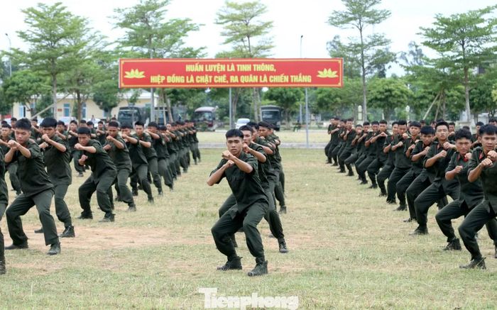 Tại Lễ bế giảng, các chiến sĩ đã đồng diễn những bài võ thuật đẹp mắt.
